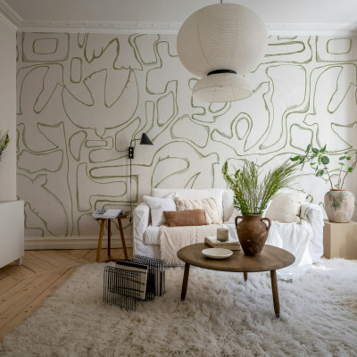 Tapet bej cu design abstract într-un living luminos