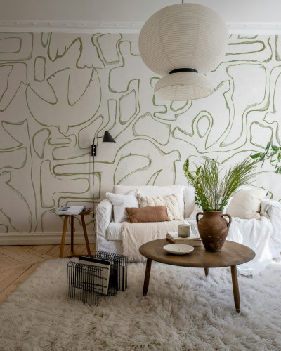 Tapet bej cu design abstract într-un living luminos