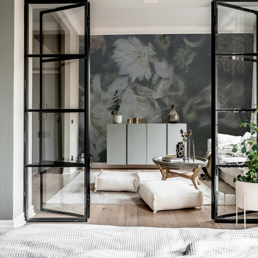 Fototapet cu design floral într-un living modern