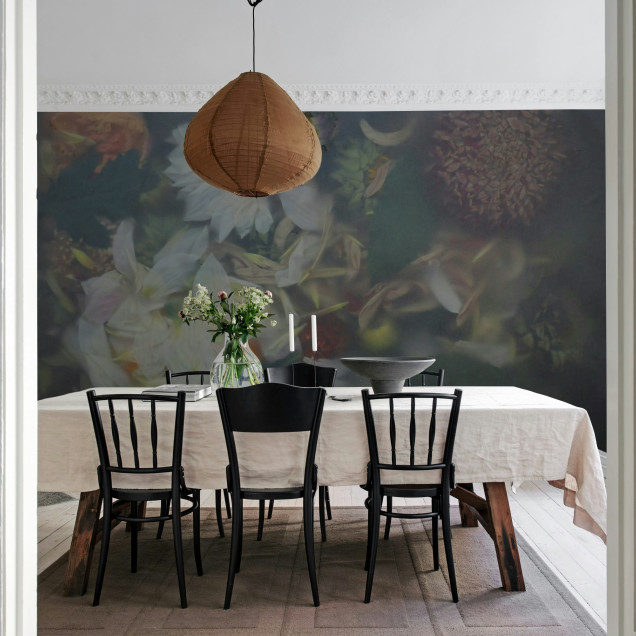 Fototapet cu design floral într-un living modern