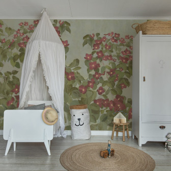 Tapet floral cu flori roșii într-o cameră de copii