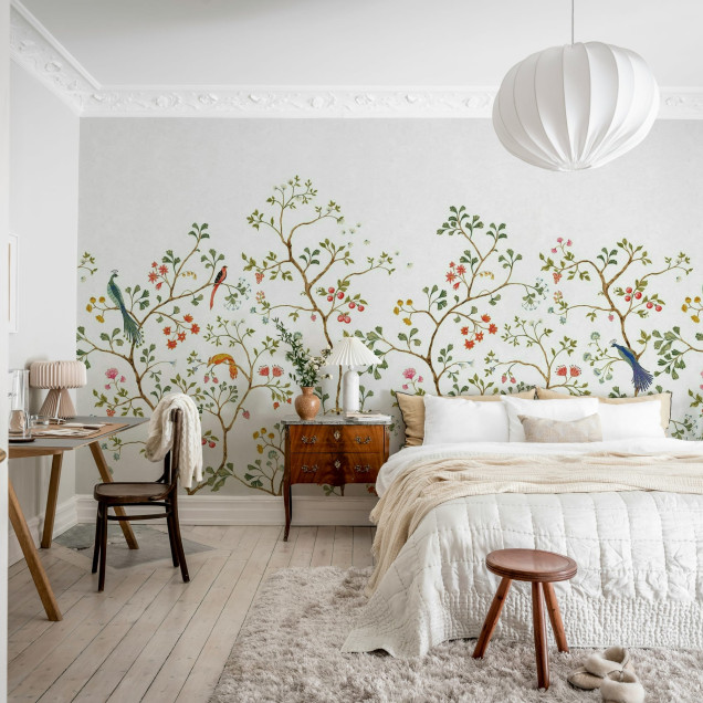 Fototapet floral cu păsări stilizate într-un living elegant