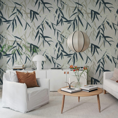 Tapet cu design 'Bamboo Jungle', nuanțe de albastru, într-un living modern