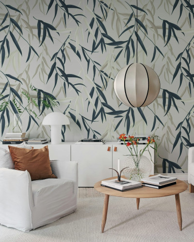 Tapet cu design 'Bamboo Jungle', nuanțe de albastru, într-un living modern