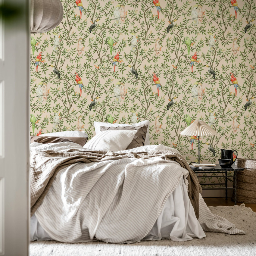 Tapet cu design de arbust cu papagali verzi într-un living