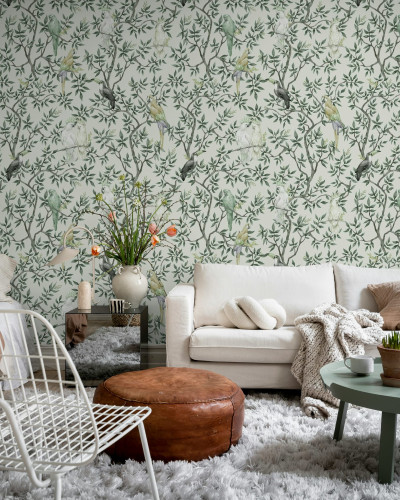 Tapet cu design de arbust cu papagali verzi într-un living