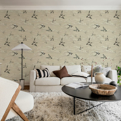 Tapet bej cu rândunele într-un living decorat elegant
