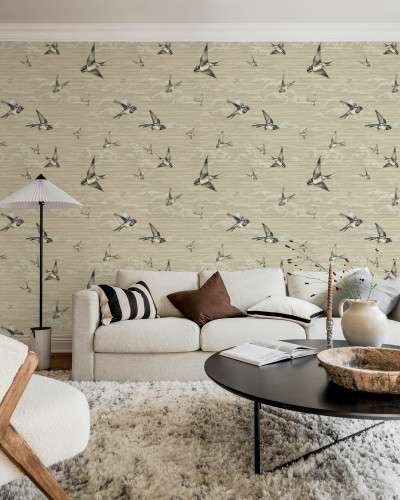 Tapet bej cu rândunele într-un living decorat elegant