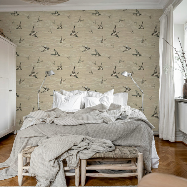 Tapet bej cu rândunele într-un living decorat elegant