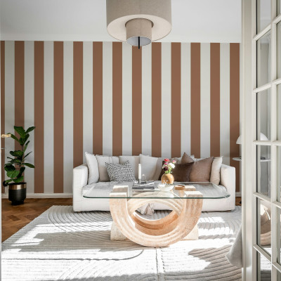 Tapet în dungi cappuccino într-un living modern