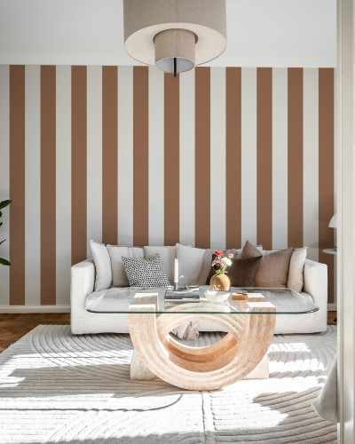 Tapet în dungi cappuccino într-un living modern
