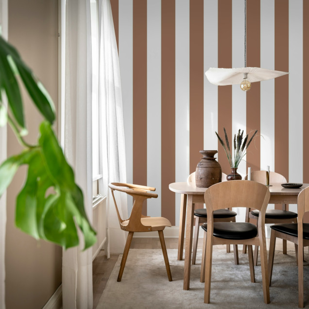 Tapet în dungi cappuccino într-un living modern