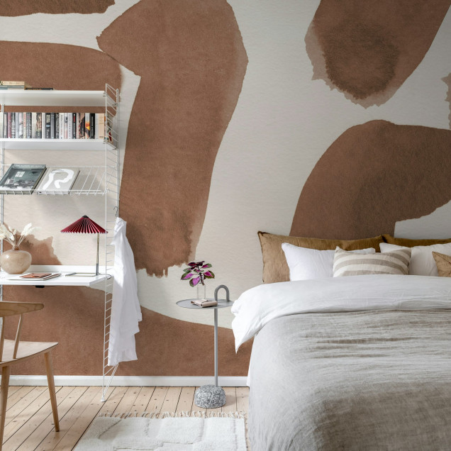 Tapet abstract maro în living modern