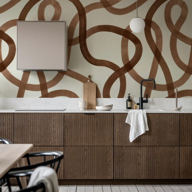 Tapet cu model abstract mocha într-un living modern