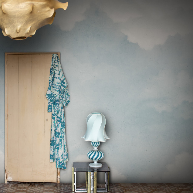 Tapet cu cer de nori vintage într-un living decorat cu canapea și accesorii bej.