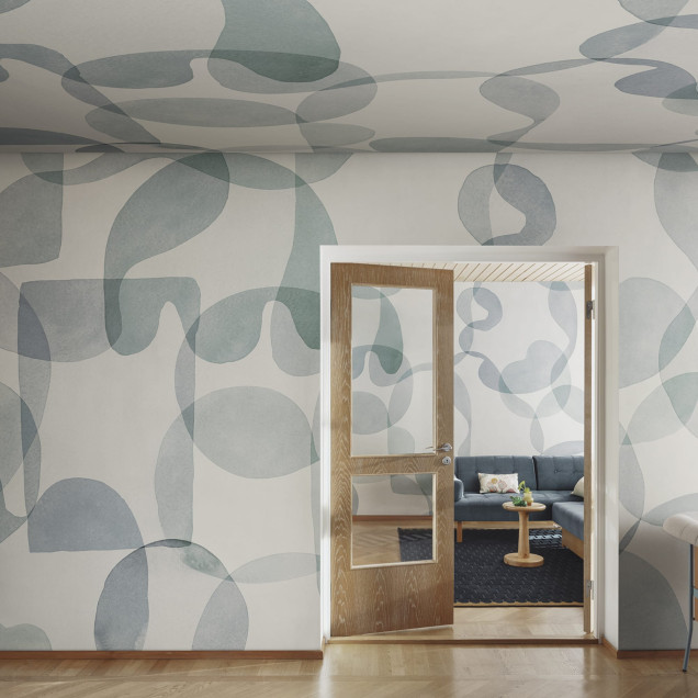Fototapet cu design abstract în nuanțe de albastru pal într-un dormitor