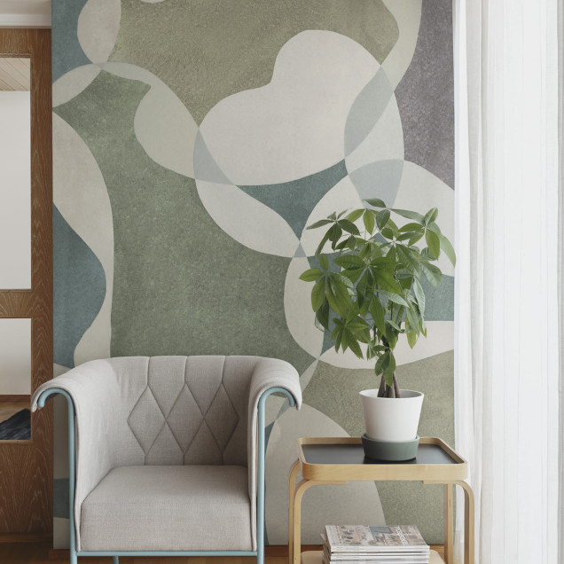 Fototapet cu design retro și forme suprapuse într-un living modern.