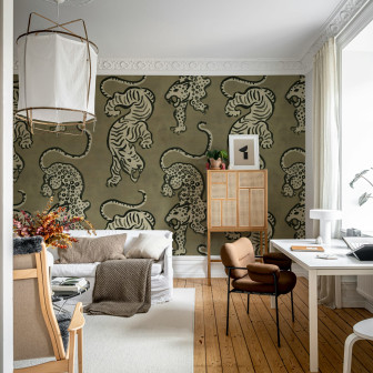 Tapet decorativ cu tigri maro într-un interior modern