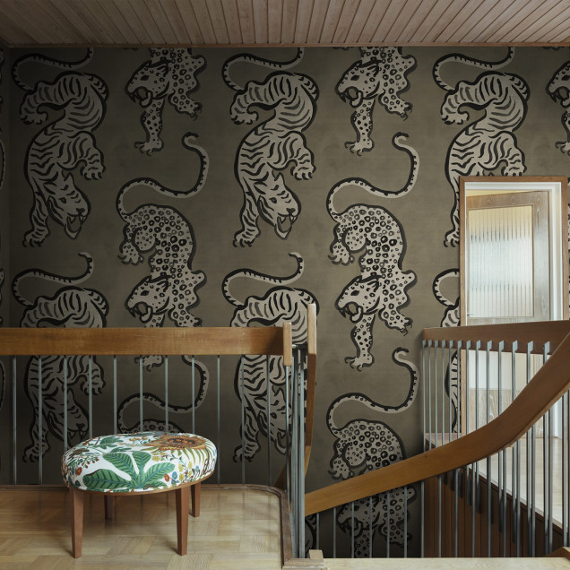 Tapet decorativ cu tigri maro într-un interior modern