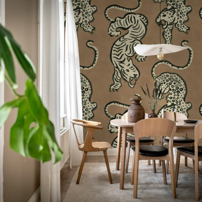 Tapet cu tigri stilizați în decor de interior