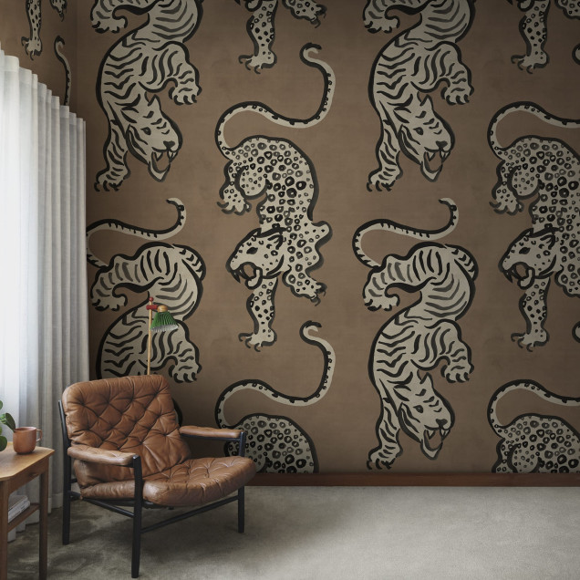 Tapet cu tigri stilizați în decor de interior