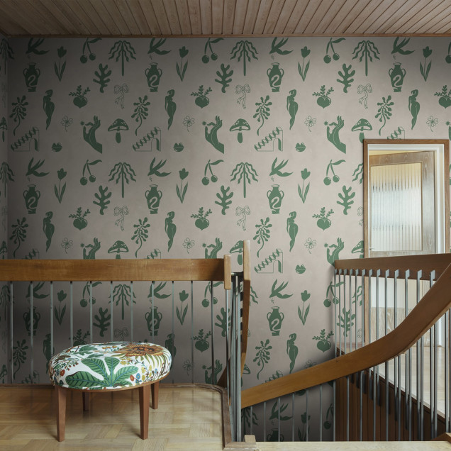 Tapet verde cu motive simbolice într-un interior modern