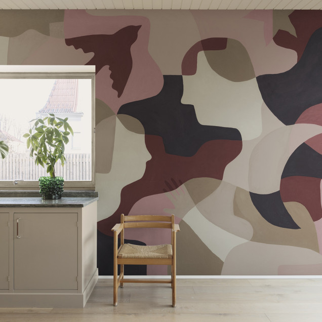 Fototapet abstract cu nuanțe de roz și roșu într-un interior modern