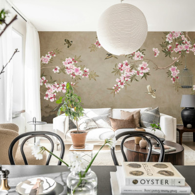 Tapet floral cu ramuri, flori roz și păsări într-un living modern