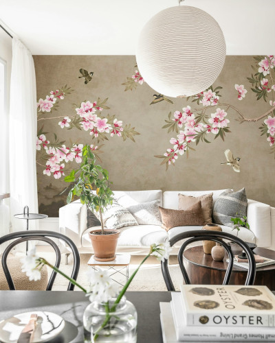Tapet floral cu ramuri, flori roz și păsări într-un living modern