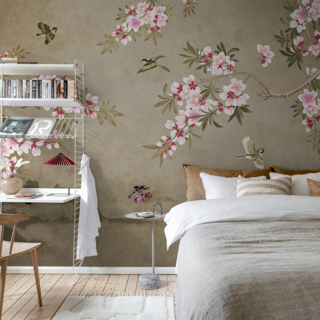 Tapet floral cu ramuri, flori roz și păsări într-un living modern