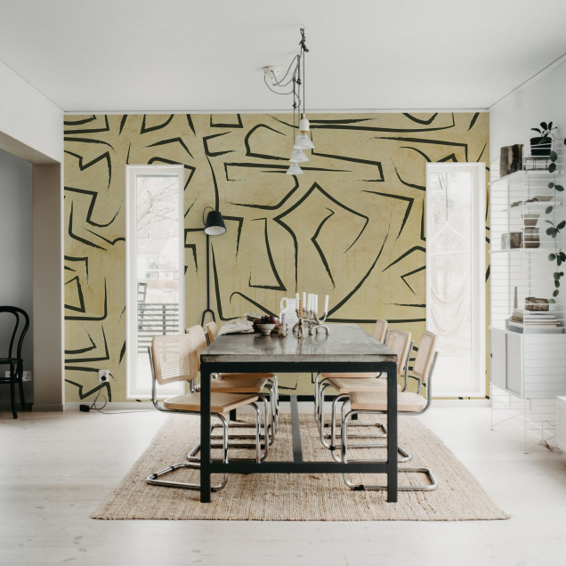 Tapet bej cu linii artistice într-un living modern
