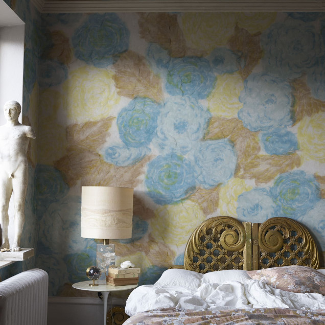 Tapet floral cu design abstract în nuanțe de galben și albastru, aplicat într-un living modern.