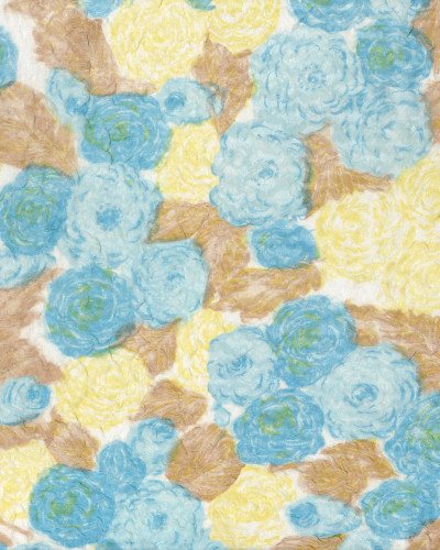 Tapet floral cu design abstract în nuanțe de galben și albastru, aplicat într-un living modern.