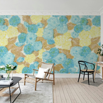 Tapet floral cu design abstract în nuanțe de galben și albastru, aplicat într-un living modern.