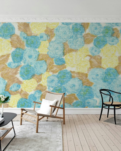 Tapet floral cu design abstract în nuanțe de galben și albastru, aplicat într-un living modern.