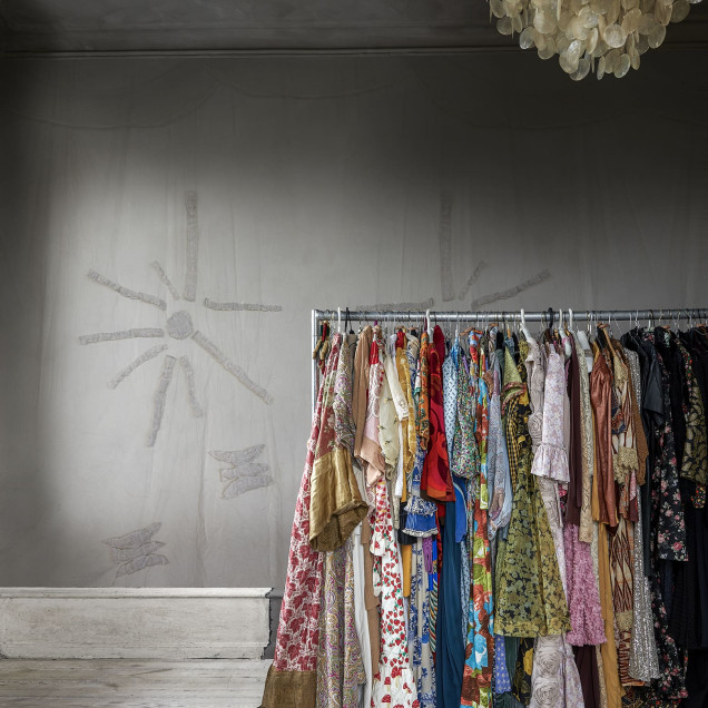 Tapet alb cu design subtil într-un living elegant