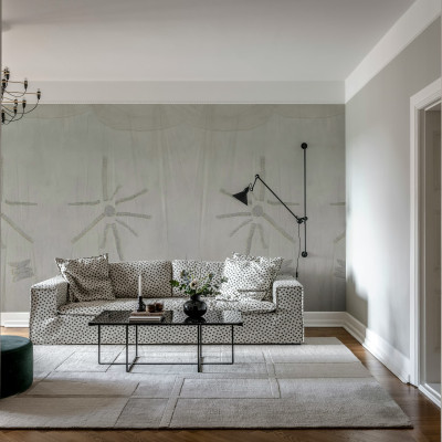 Tapet alb cu design subtil într-un living elegant