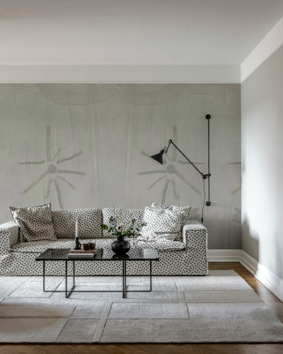 Tapet alb cu design subtil într-un living elegant