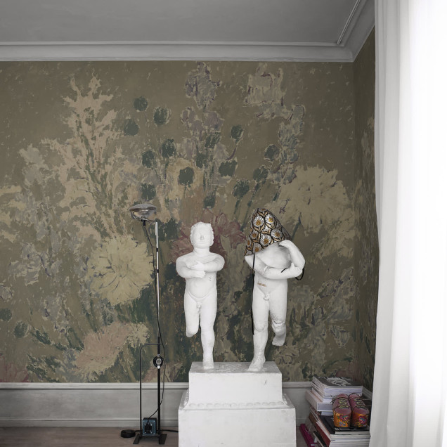 Tapet floral în tonuri pastelate într-un living elegant
