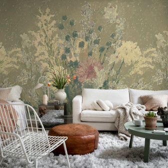 Tapet floral în tonuri pastelate într-un living elegant