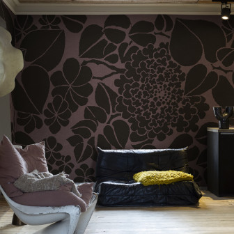Tapet floral roz cu detalii maro într-un interior elegant
