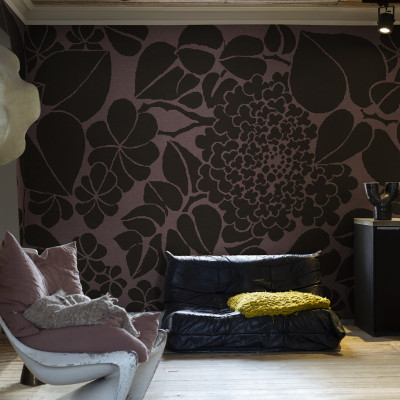 Tapet floral roz cu detalii maro într-un interior elegant