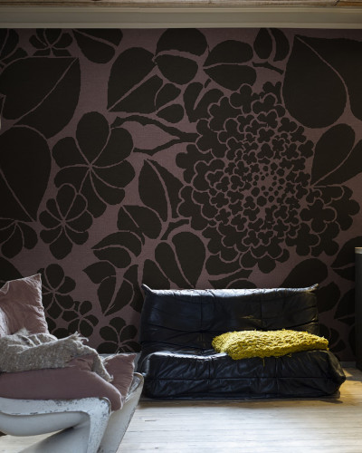 Tapet floral roz cu detalii maro într-un interior elegant