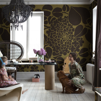 Tapet floral maro cu design îndrăzneț