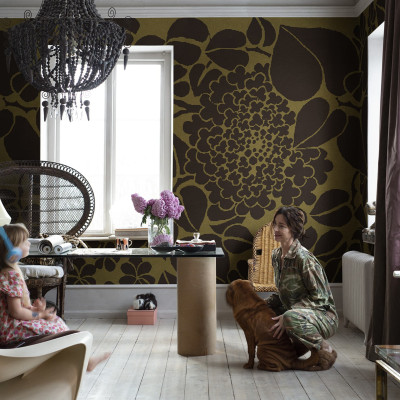 Tapet floral maro cu design îndrăzneț