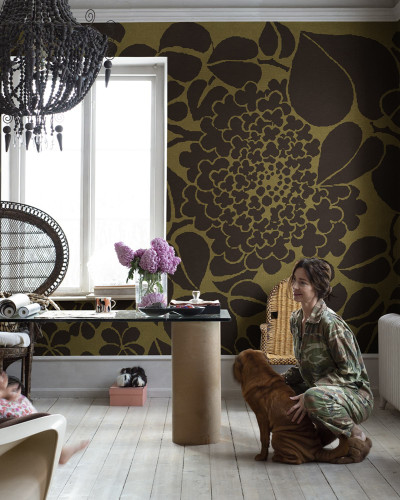 Tapet floral maro cu design îndrăzneț