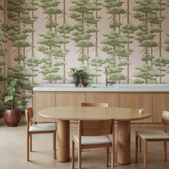 Tapet cu pini verzi pe fundal roz într-o bucătărie modernă