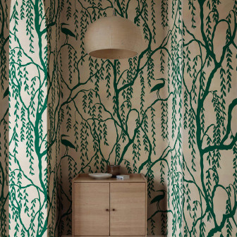 Tapet cu design copaci și păsări verzi pe fundal bej