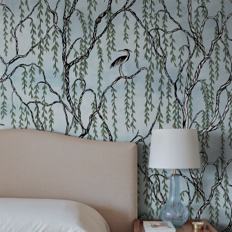 Tapet cu model copaci și păsări, fundal albastru