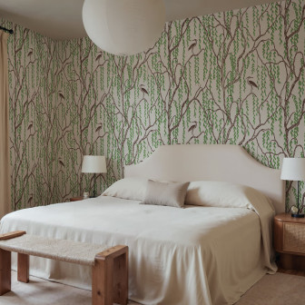 Tapet bej cu model de copaci Droptree într-un dormitor elegant